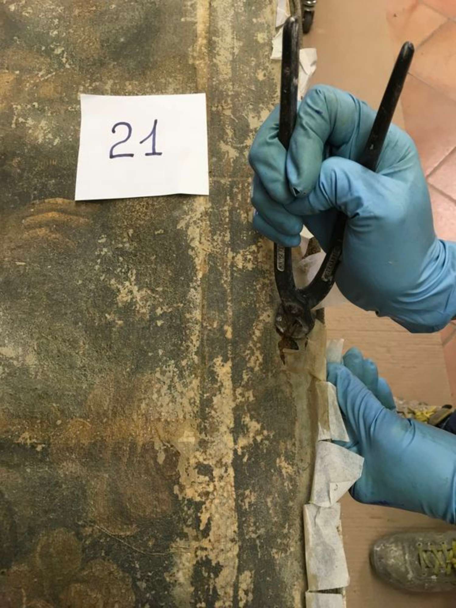 Foto durante il restauro - smontaggio della tela dalla struttura lignea originale - ph.: Maria Chiara Tonucci - Serena Brioli